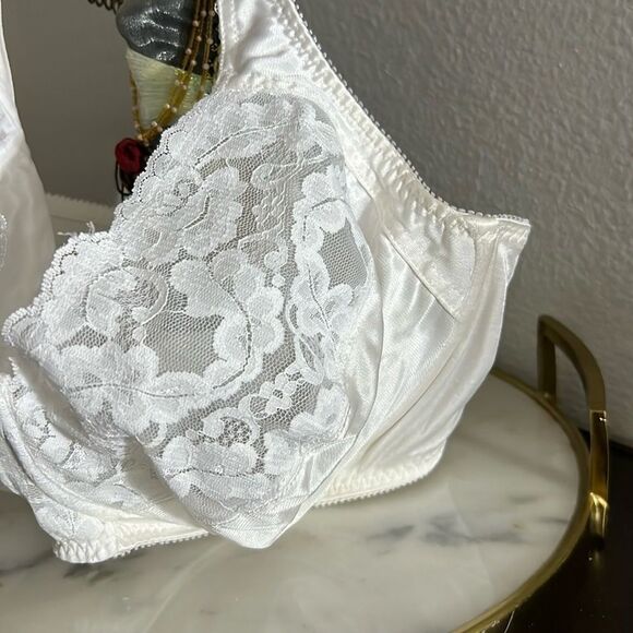 Vassarette bra white lace sheer 42D underwire floral EUC - Picture 2 of 7